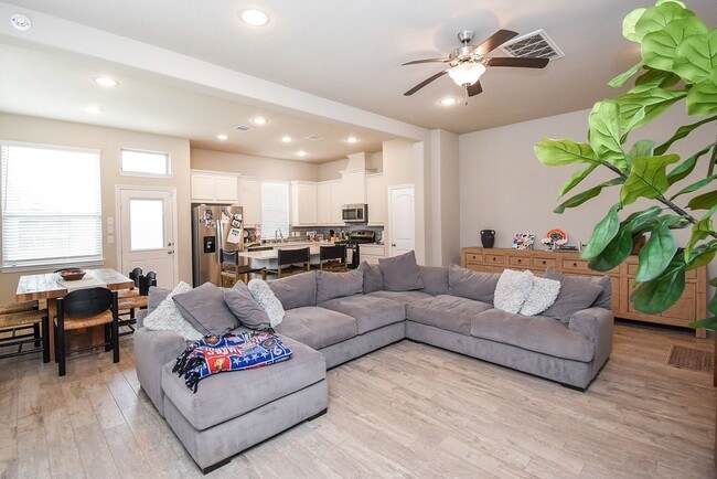 Building Photo - 8726 Laurel Crest Dr