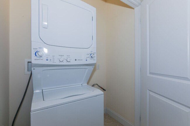 Building Photo - 1/Bdrm 1/Bath - Waterfront - EZ Transport to NYC