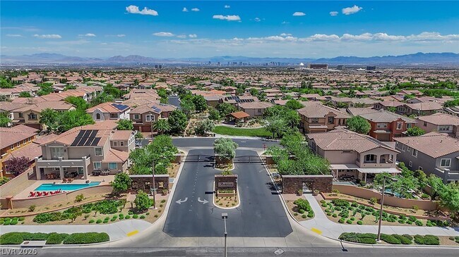 Building Photo - 608 Highland Bluff Way