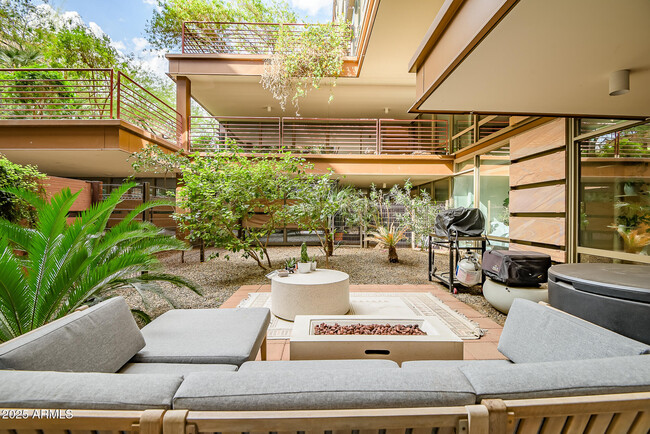Building Photo - 7131 E Rancho Vista Dr