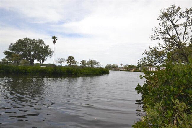 Building Photo - 329 Moorings Cove Dr