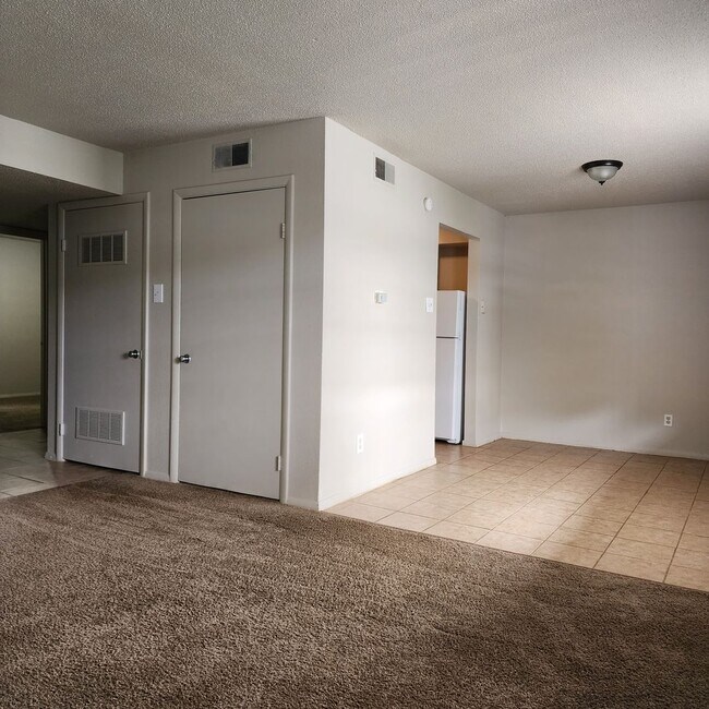 Building Photo - 2BR 1BA - $800/m & $500 deposit