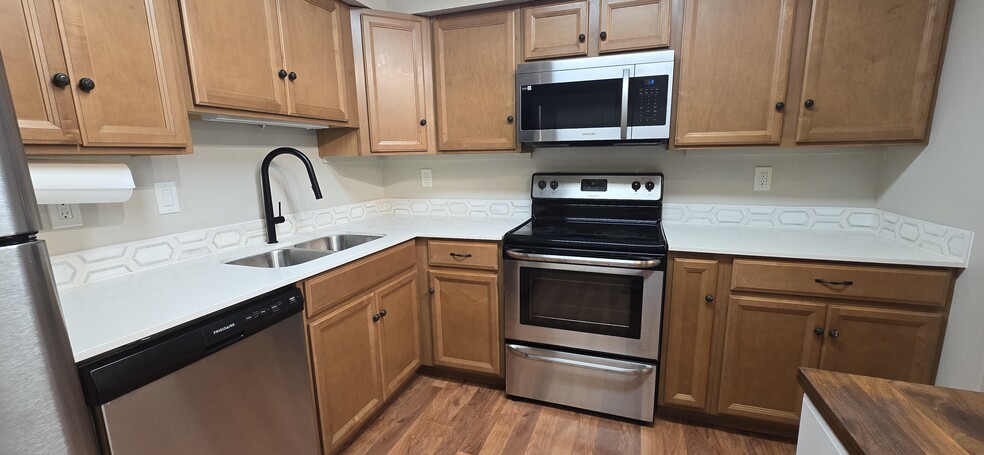 Building Photo - 720 W Village Rd