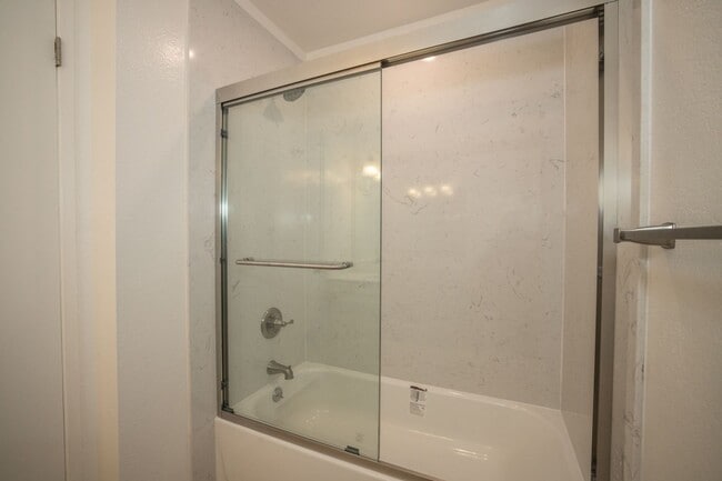 Building Photo - Completely Remodeled 2 Bed, 2 Bath Condo in Desirable Greenhouse Complex!