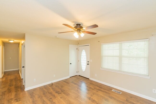 Building Photo - 3 Bedroom, 2 Bath Charmer in Ringgold, GA!!