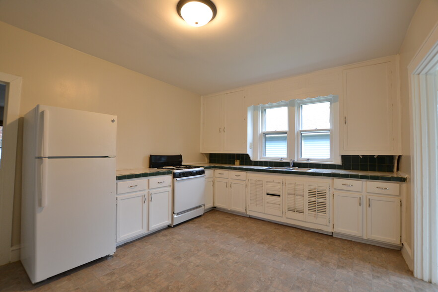 Building Photo - 527 Walsh Ave