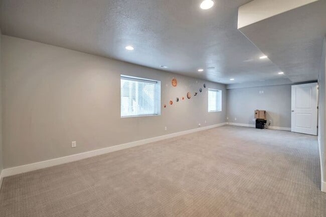 Building Photo - Incredible 6 bedroom Rambler in West Jordan