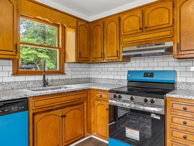 Building Photo - Freshly renovated 2 bed 2 bath home-$500 off first month rent!!