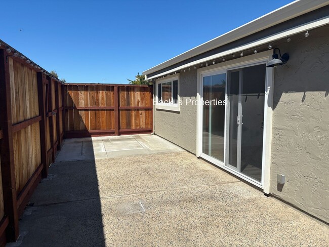 Building Photo - Lovely Los Olivos Condo