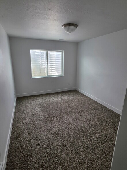 Building Photo - 658 N Butte Ln