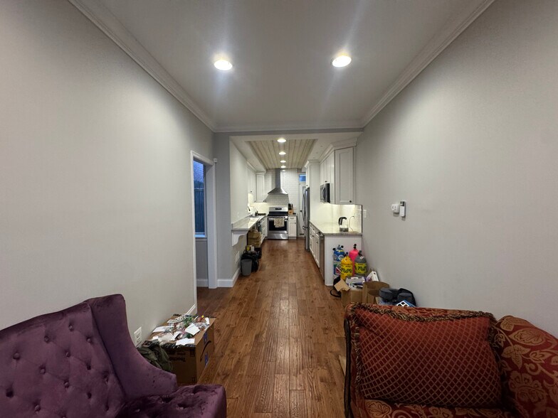 Building Photo - 812 W 34th St