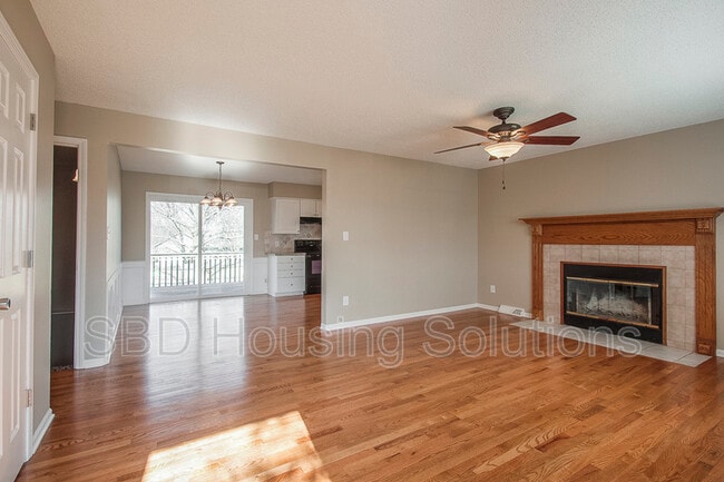 Building Photo - 208 SE Country Ln