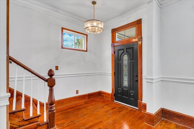 Building Photo - Beautiful 4 bedroom home downtown