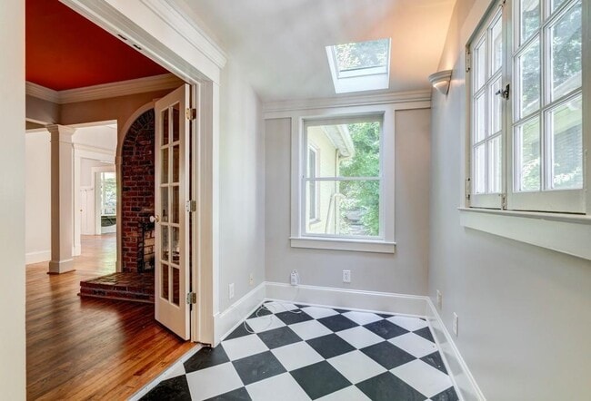 Building Photo - 316 9th St NE