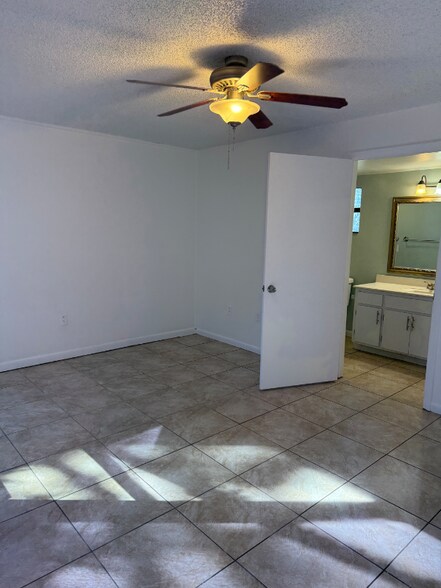 Building Photo - 467 Willow Tree Dr