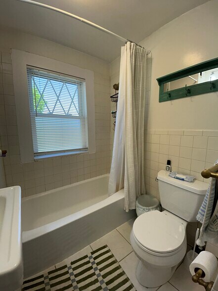 Building Photo - 108 Brooks St