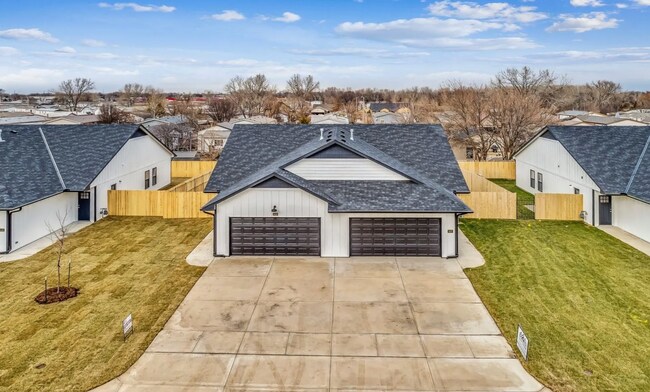 Building Photo - Don't Miss Out on this beautiful Duplex!