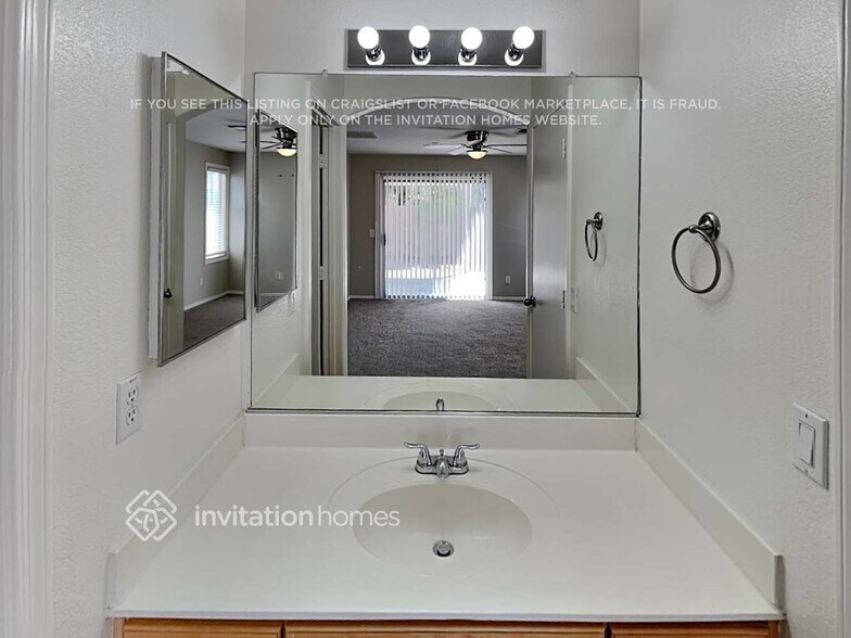 Building Photo - 12747 W Sharon Dr