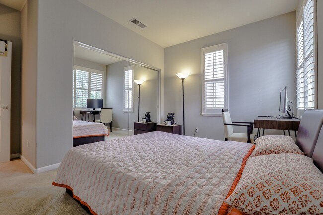 Building Photo - UPGRADED HOME WITH POPULAR FLOOR PLAN ELEG...