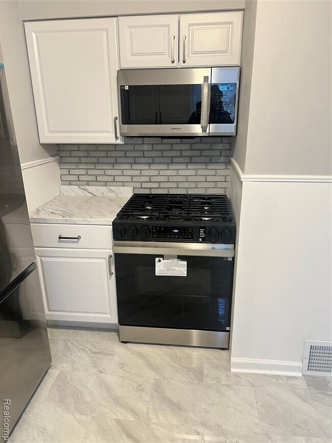 Building Photo - 18558 Woodland St