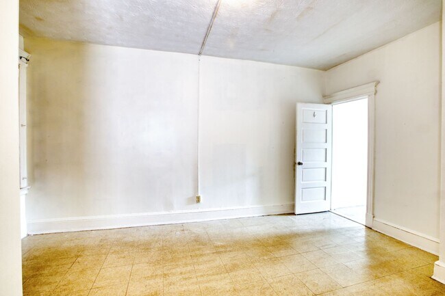 Building Photo - 2 bedroom 1 bath available ASAP