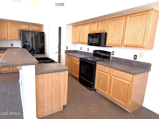 Building Photo - 2610 S Moccasin Trail