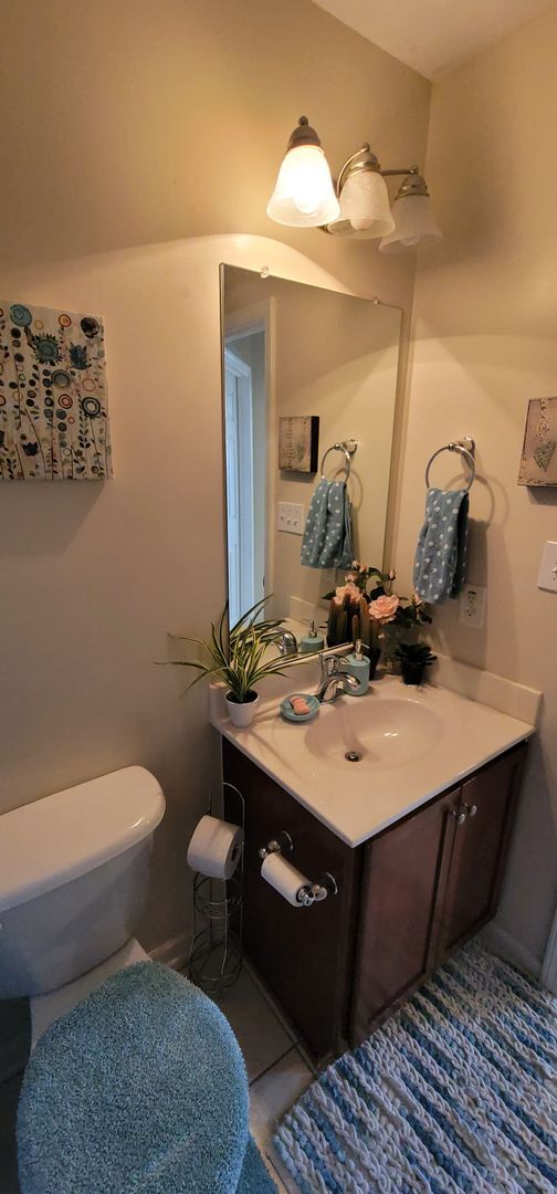 Building Photo - 4 Bedroom, 3 Full Bath with Bonus Home Boasting 2000+ Sq Ft