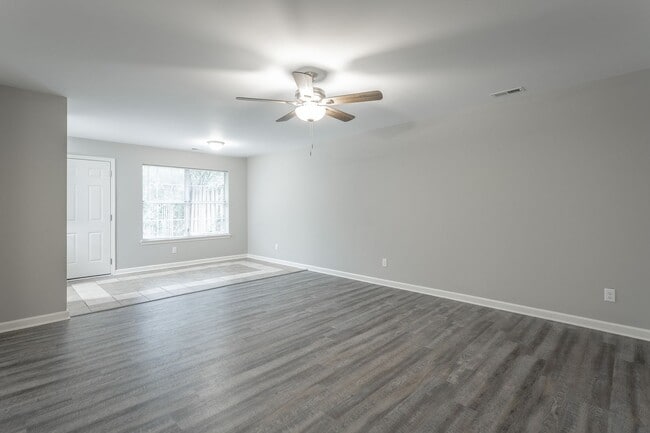 Building Photo - 2 Bedroom, 2 Bath townhome in East Brainerd!