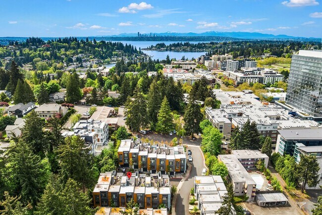 Building Photo - Fantastic Bellevue Townhouse with View...