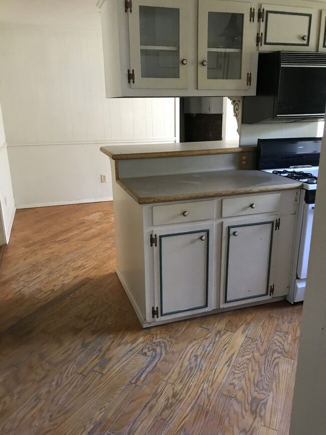 Building Photo - Beautiful Home! Perfect location