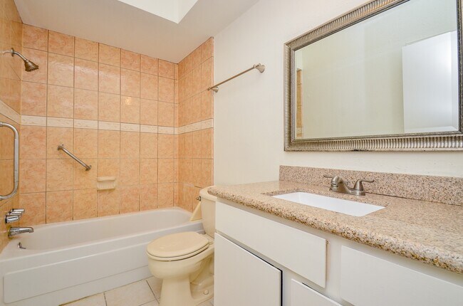 Building Photo - 2100 Tanglewilde St