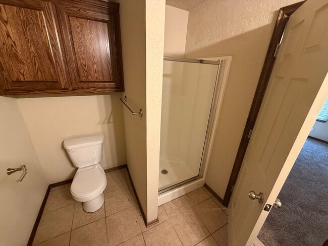 Building Photo - 3 bed duplex. New carpet, great kitchen Island and a fenced backyard in Moore schools!