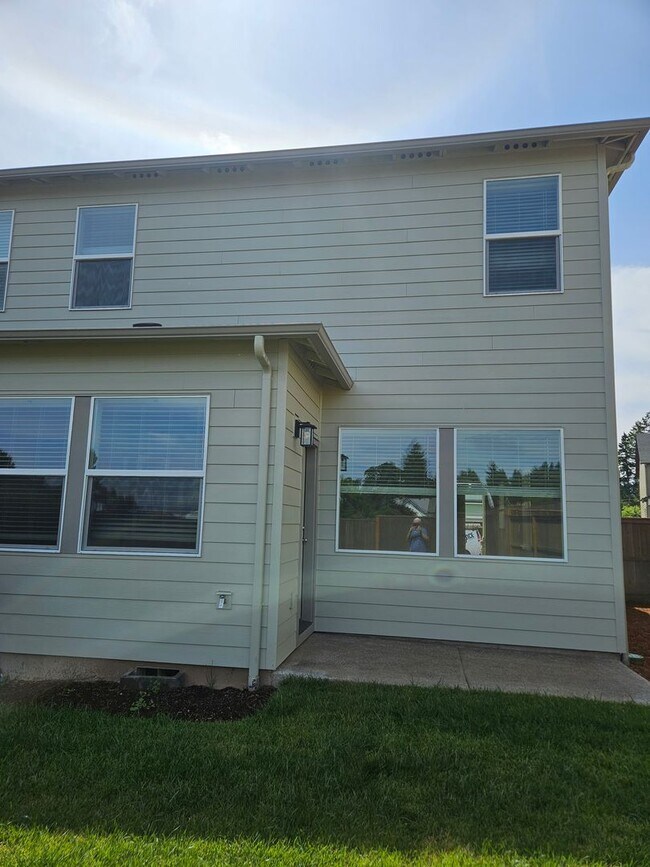 Building Photo - Brand New 3 bdrm 2 1/2 bath townhouse