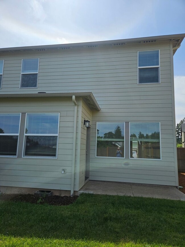 Building Photo - Brand New 3 Bedroom 2 1/2 bath Townhouse