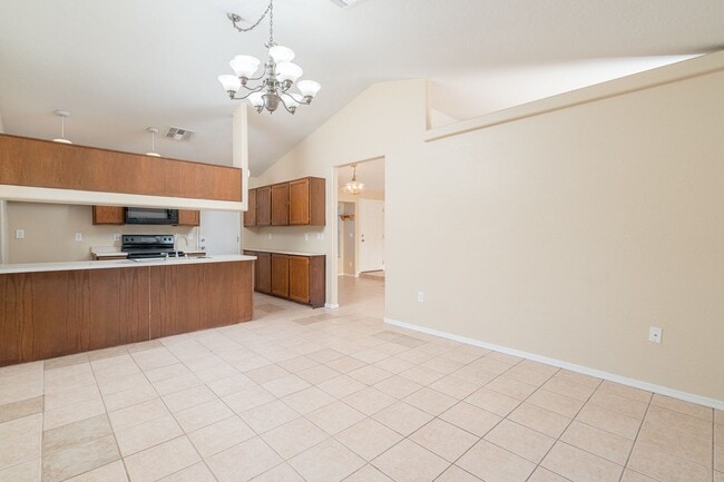 Building Photo - 3 bedroom Home with Pool and Spa
