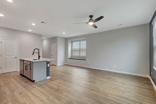 Building Photo - UPGRADED 3 BD 3 BATH MURFREESBORO TOWNHOME IN RIVER LANDING