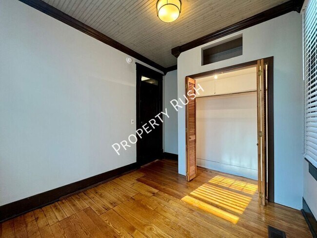 Building Photo - 104 E Kent St