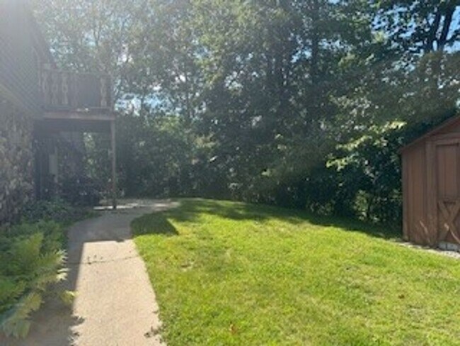 Building Photo - Spacious 2 bed, 1 bath