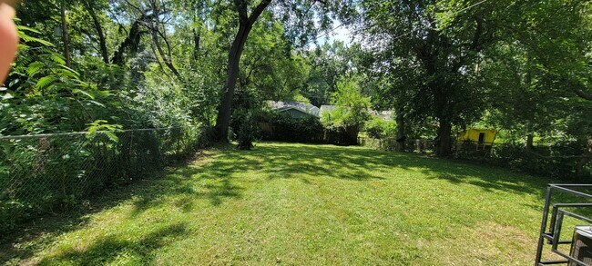 Building Photo - 2 bedrooms 1 bath renovated ready for move in