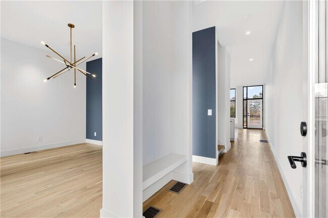 Building Photo - 816 Berne St SE