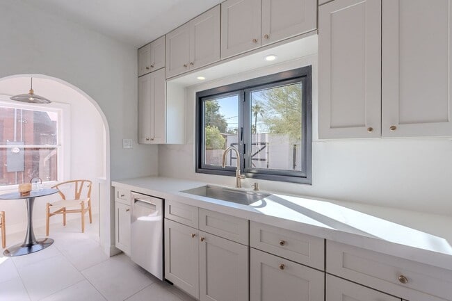 Building Photo - Rare 2 Bed 2 Bath Remolded Home in FQ Hist...