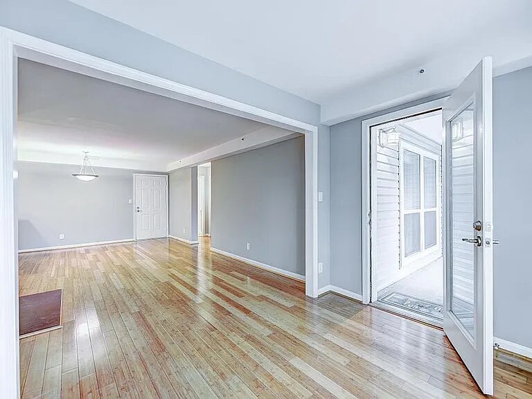 Building Photo - 3176 Summit Square Dr