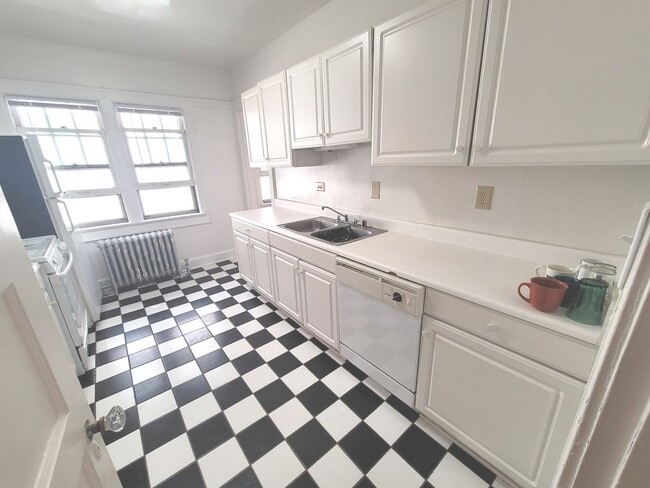 Building Photo - 2541 N Lake Dr