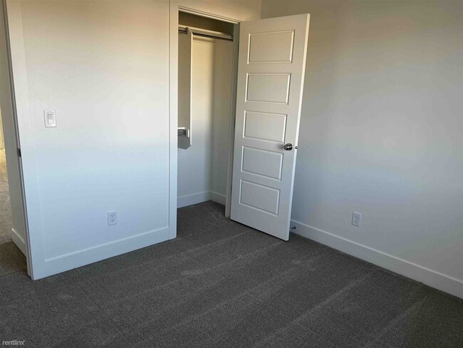 Building Photo - 4 br, 3.5 bath Townhome - 2021 South Sawmi...