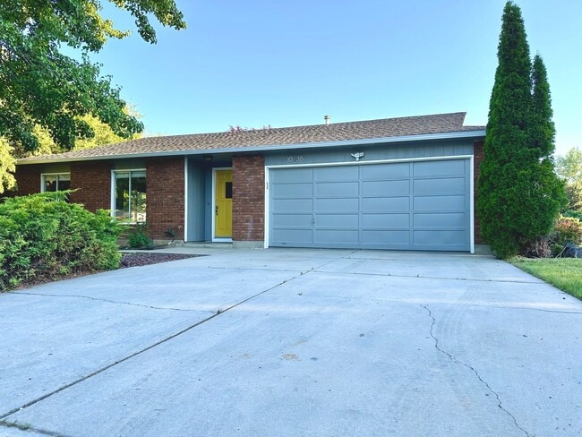 Building Photo - 3 Bedroom 2 Bathroom Single Story Home