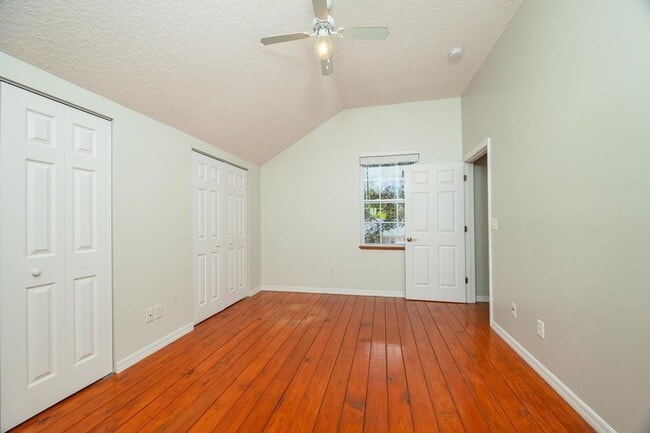 Building Photo - 728 Willow Wood Pl