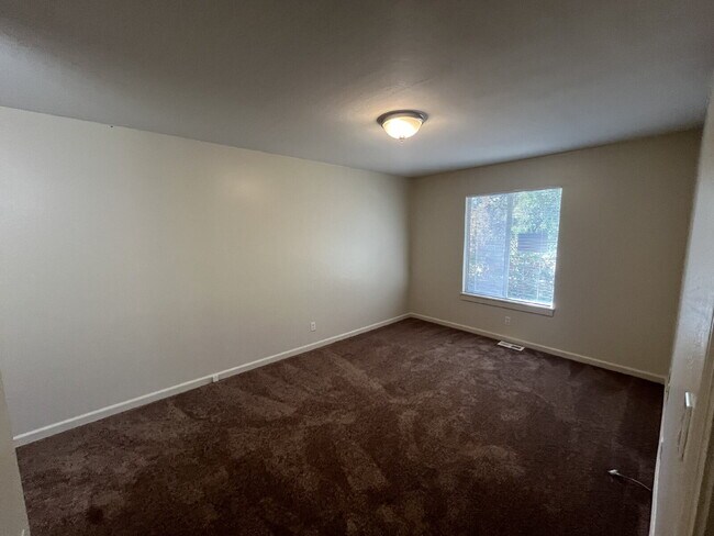 Building Photo - Downstairs 2 bedroom unit with parking and a patio