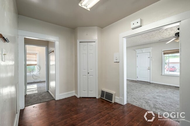 Building Photo - Great 2 Bedroom House on Dead End Street!