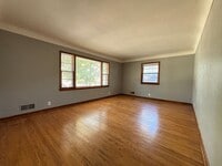 Building Photo - Beautiful 4 Bedroom 2 Bath Home in South S...