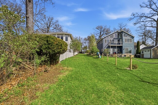 Building Photo - 3-bedroom home with deeded access to all-sports Loon Lake